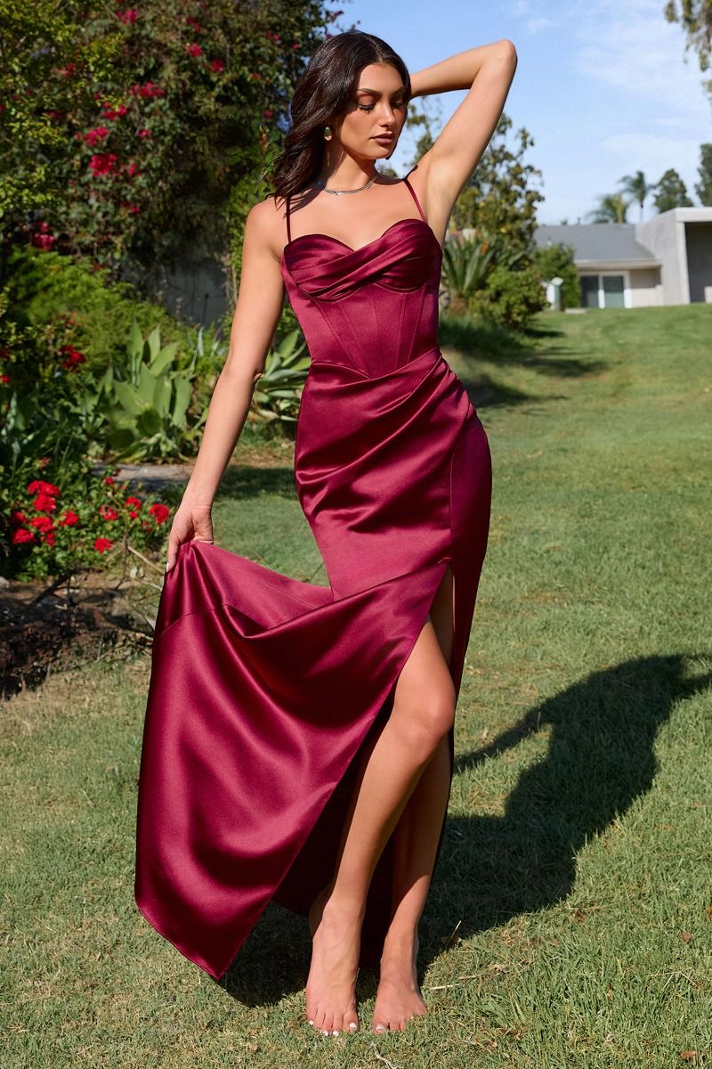 Fitted Dress With A Sweetheart Neckline And Thin Straps - LumoraXXSeFitted Dress With A Sweetheart Neckline And Thin StrapsT608Burgundy